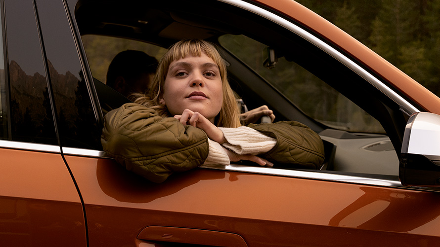 Женщина высунулась из окна автомобиля