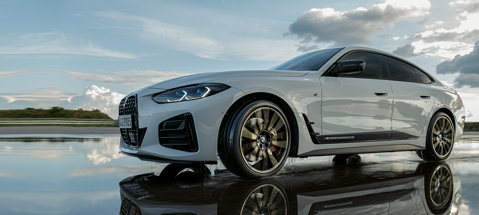 BMW 4 серии Gran Coupé (G26) с компонентами M Performance на мокрой дороге BMW 4 серии Gran Coupé (G26) с компонентами M Performance на мокрой дороге