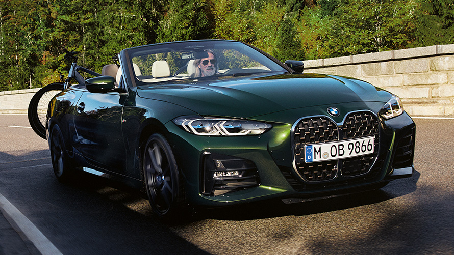 Комплект колес BMW Summer на кабриолете BMW 4 серии (G23) на фоне солнечного пейзажа Комплект колес BMW Summer на кабриолете BMW 4 серии (G23) на фоне солнечного пейзажа