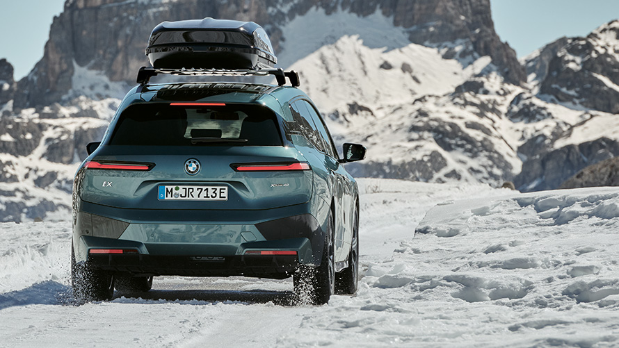 Комплект колес BMW Winter на седане BMW 5 серии (G30 PHEV) на заснеженной лесной дороге Комплект колес BMW Winter на седане BMW 5 серии (G30 PHEV) на заснеженной лесной дороге