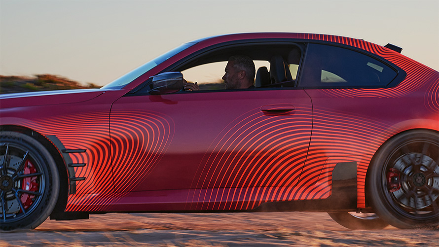 BMW M2 Coupe G87, аксессуары BMW M Performance, вид сбоку в три четверти в движении