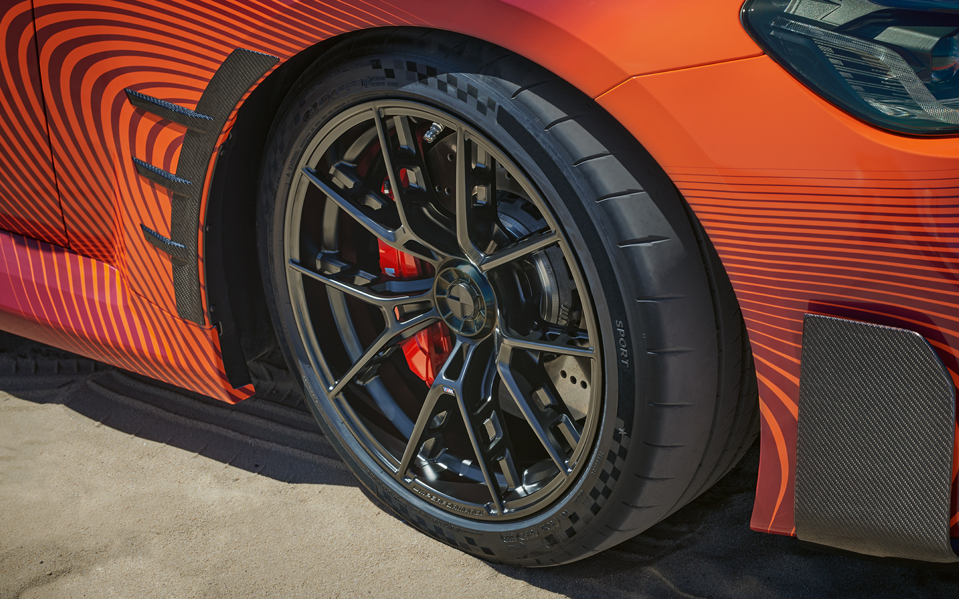 BMW M2 Coupe G87, аксессуары BMW M Performance, вид сзади в три четверти BMW M2 Coupe G87, аксессуары BMW M Performance, вид сзади в три четверти в статике