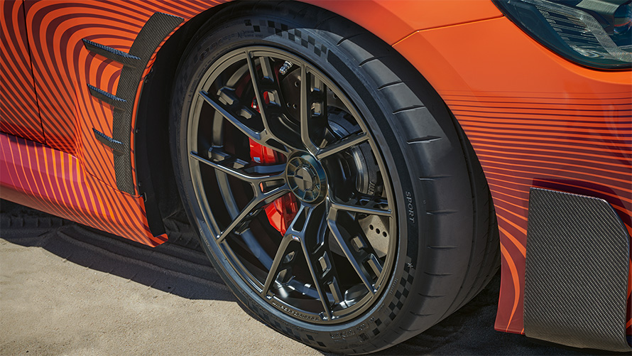 BMW M2 Coupe G87, аксессуары BMW M Performance, вид сзади в три четверти в статике