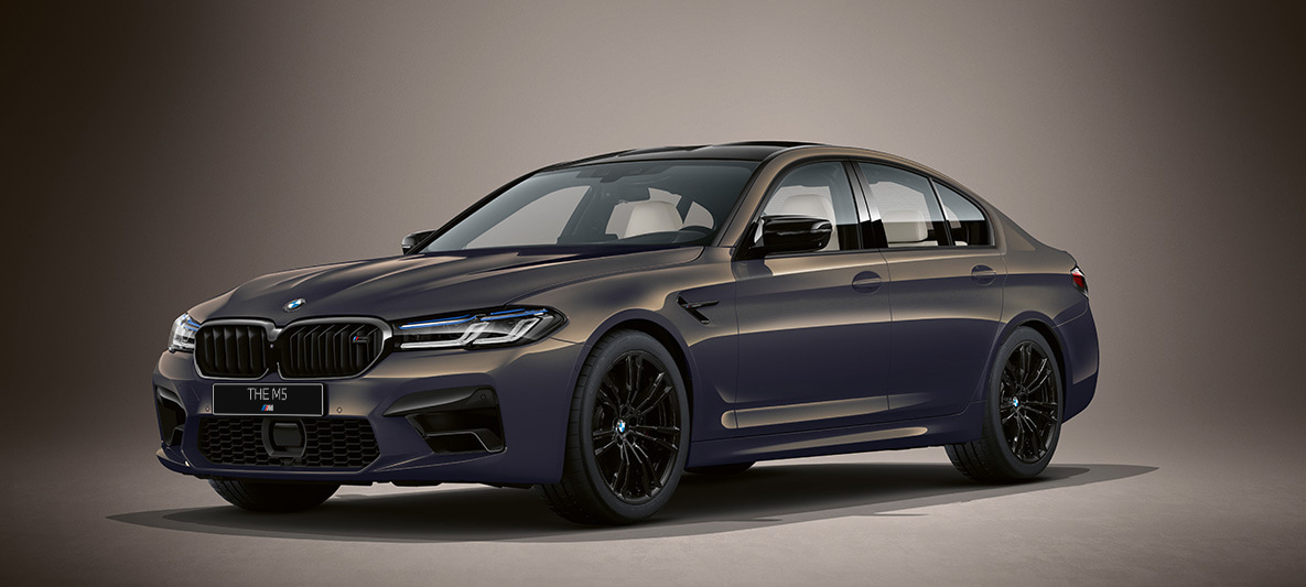BMW Individual BMW M5 F90 LCI Facelift 2020, "Серый Алвит металлик", вид спереди в три четверти BMW Individual BMW M5 F90 LCI Facelift 2020, "Серый Алвит металлик", вид спереди в три четверти