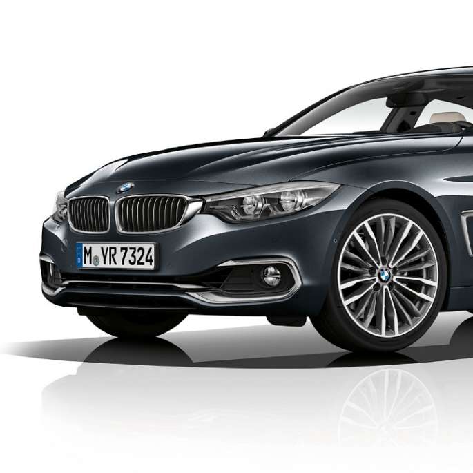 BMW 4 серии Gran Coupé, модель Luxury Line вид спереди с поворотом в три четверти BMW 4 серии Gran Coupé, модель Luxury Line вид спереди с поворотом в три четверти