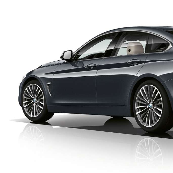 BMW 4 серии Gran Coupé, модель Luxury Line вид сзади с поворотом в три четверти BMW 4 серии Gran Coupé, модель Luxury Line вид сзади с поворотом в три четверти