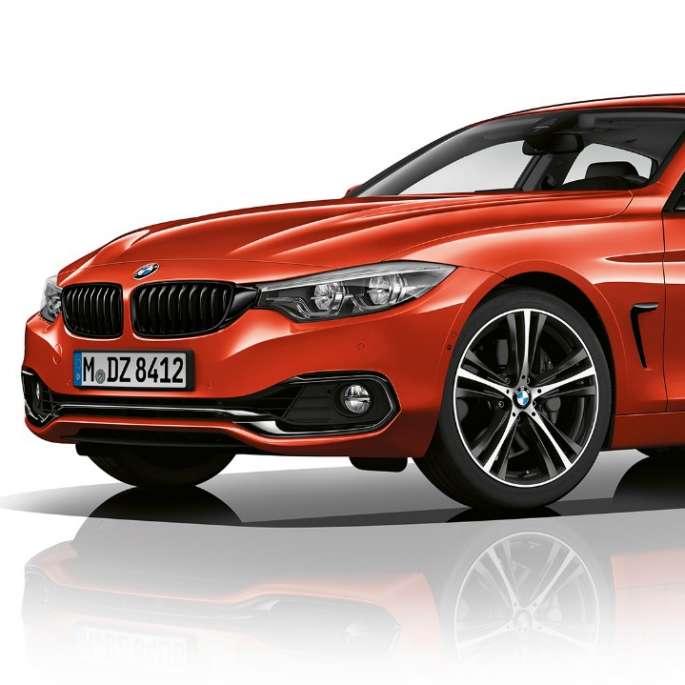 BMW 4 cерии Gran Coupé, модель Sport Line вид спереди с поворотом в три четверти BMW 4 cерии Gran Coupé, модель Sport Line вид спереди с поворотом в три четверти