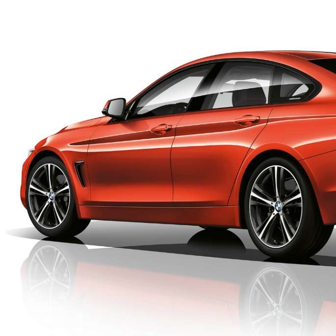 BMW 4 cерии Gran Coupé, модель Sport Line вид сзади с поворотом в три четверти BMW 4 cерии Gran Coupé, модель Sport Line вид сзади с поворотом в три четверти